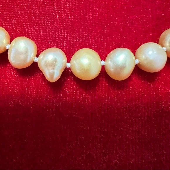Golden pearl necklace - Picture 3 of 4